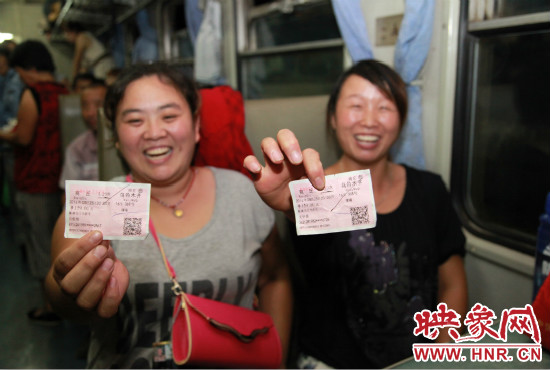 進(jìn)疆棉農(nóng)展示前往烏魯木齊的車票。