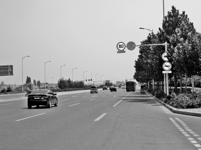 走訪鄭開大道，記者發(fā)現(xiàn)路上的限速標(biāo)志已明顯減少。