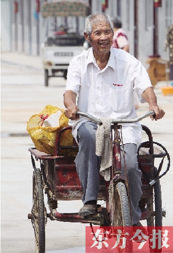 83歲的胡新有老人每天下午都騎著三輪車(chē)出門(mén)撿廢品，換的錢(qián)都捐了出去