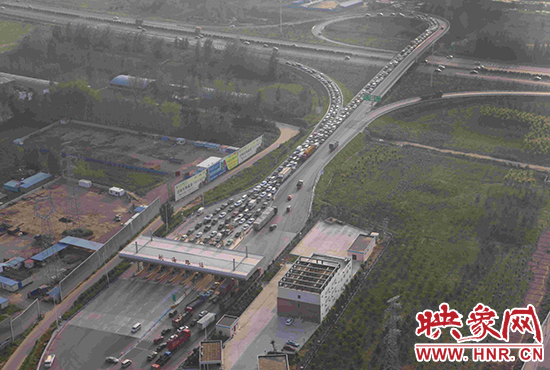 圖為鄭州環(huán)城高速航海路上下口，已經(jīng)出現(xiàn)車輛排隊(duì)情況。