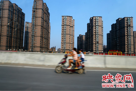 三環(huán)快速路開通后，仍有一些電動(dòng)車違規(guī)上橋。
