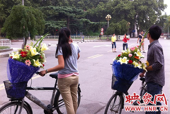 在鄭州大學(xué)南校區(qū)，有不少學(xué)生三五成群，手捧鮮花。