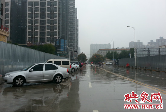在新開(kāi)通的東明路上,仍有多數(shù)私家車違規(guī)停車。