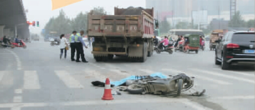 昨日，鄭州市建設路與西四環(huán)交叉口附近，一輛后八輪大貨車將一輛電動車卷入車輪下。
