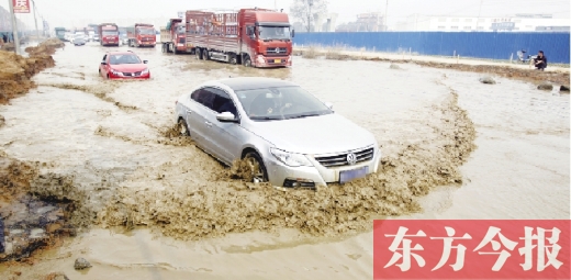 昨日的水坑現(xiàn)場(chǎng)，“坑車”的情況仍在繼續(xù)上演