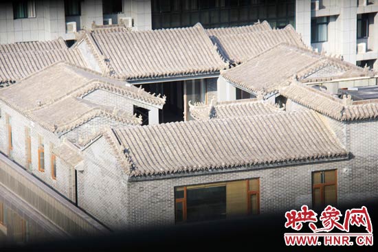 這座建筑里面的裝修奢華考究，門窗和吊頂均為紅木。