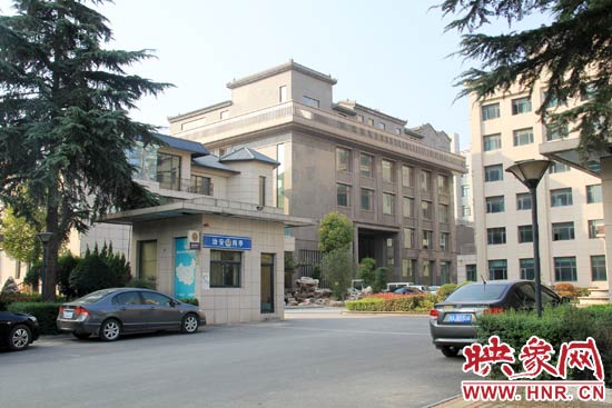 據(jù)這座建筑的一名工作人員稱，整座建筑為海龍集團所有，房屋建成之后用作公司紅木家具展示。