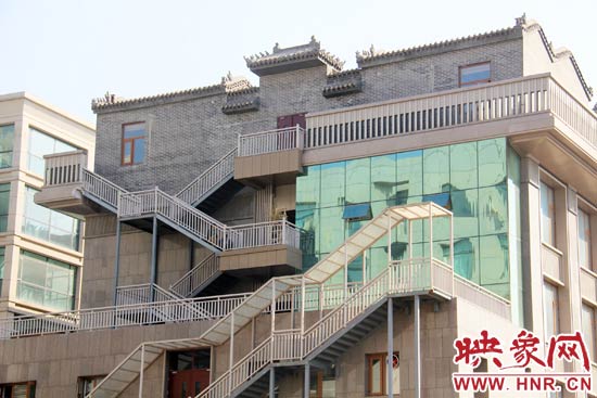 這座建筑的背面，已建好步梯。
