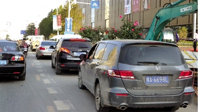 中原路華山路口，花壇擋了進(jìn)入地下商場(chǎng)的車流