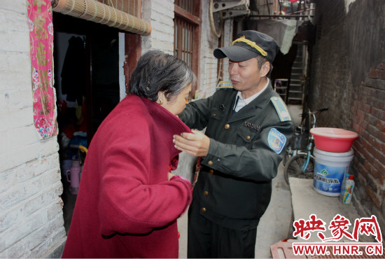 一馬路社區(qū)的巡防隊(duì)員們經(jīng)常前來幫助老人。