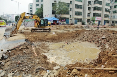 漢江路與行云路口，施工挖斷天然氣管道。