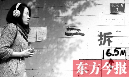 昨日，東方今報記者走訪農(nóng)業(yè)路沿線，看見“拆”字已上墻