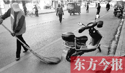 昨日，鄭州市中州大道上，穿梭于車流中上崗的環(huán)衛(wèi)工