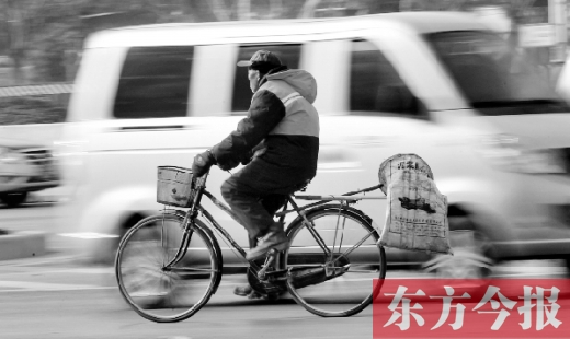昨日，鄭州市中州大道上，穿梭于車流中上崗的環(huán)衛(wèi)工