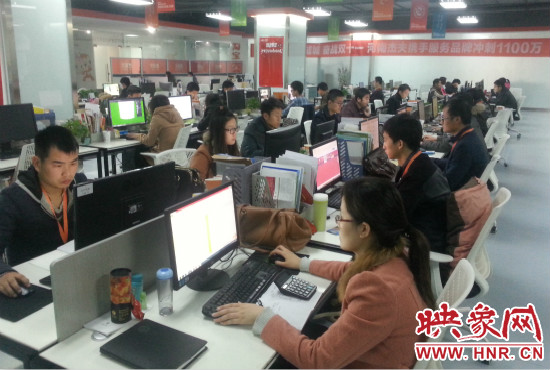 河南省電子商務(wù)產(chǎn)業(yè)園里，電商運(yùn)營(yíng)商河南杰夫成交3500萬(wàn)元，其中淘寶河南館占了七成。