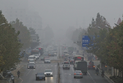 被霧、霾同時籠罩的市區(qū)道路