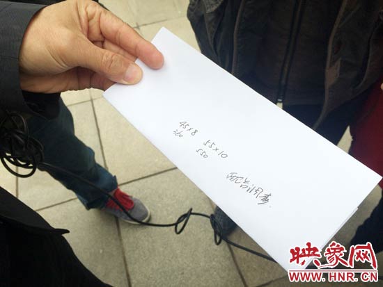 經(jīng)過(guò)初步測(cè)量，河南省人民會(huì)堂主樓的違法廣告牌面積為910平米。