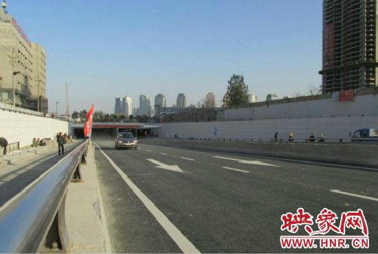 紅專路下穿中州大道隧道工程西起紅專路與姚寨路交叉口，東至紅專路與龍湖外環(huán)路交叉口。