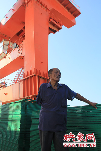 2014年7月31日，淅川縣九重鎮(zhèn)陶岔村獨(dú)臂護(hù)水員李進(jìn)群在淅川渠首。