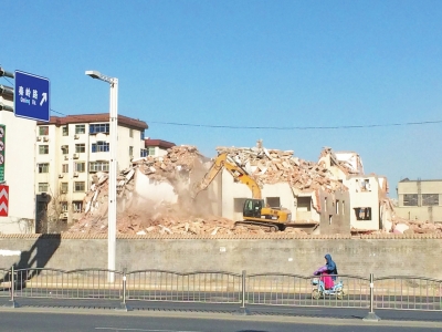 航海路秦嶺路口的閆垌村拆遷現(xiàn)場，看不到防塵措施。