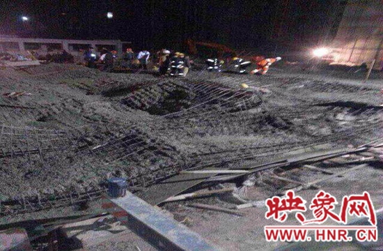 圖為事故現(xiàn)場情況，當(dāng)?shù)厝罕姽﹫D。