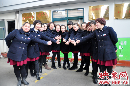 1月6日， 鄭州公交四公司一車隊104路公交線路的女車長們換上了新冬裝，讓人耳目一新。