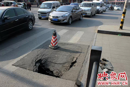 南陽(yáng)路農(nóng)業(yè)路出現(xiàn)深坑，近看是因?yàn)闉r青充當(dāng)窨井蓋所致
