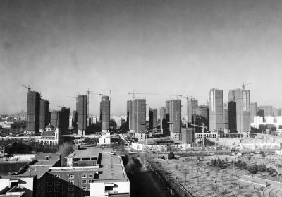 在鄭州市同一地點拍攝的照片，下為1月1日晴朗天氣，上為1月5日霧霾天氣。（拼接圖片）