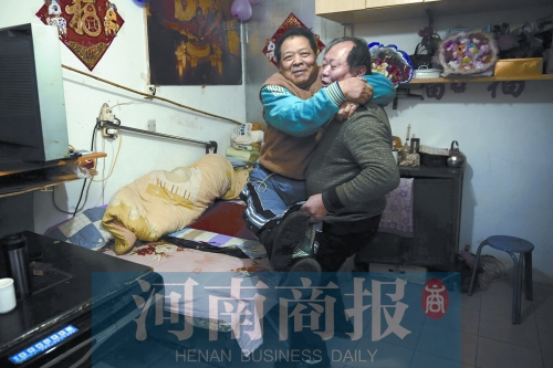 2015年1月15日，老鄰居抱起180斤重的高新海去坐三輪車，準(zhǔn)備出去轉(zhuǎn)轉(zhuǎn)
