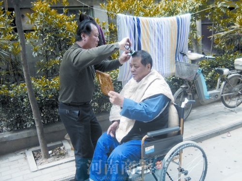 2011年8月18日，老鄰居給高新海剪發(fā)