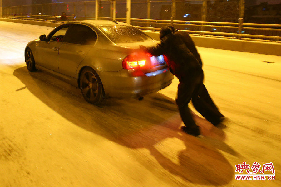 兩位“推車人”奮力的推著小車上橋。