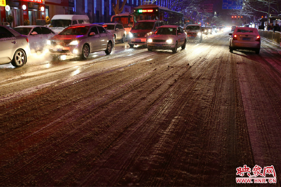 夜晚的雪路給出行的人們?cè)黾恿死щy。