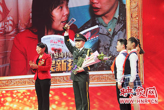 中國(guó)人民解放軍71352部隊(duì)19分隊(duì)管理員王留杰上臺(tái)接受頒獎(jiǎng)。