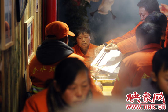 鄭州黃河路衛(wèi)生路附近一家火鍋店，宴請130名環(huán)衛(wèi)工人吃火鍋。