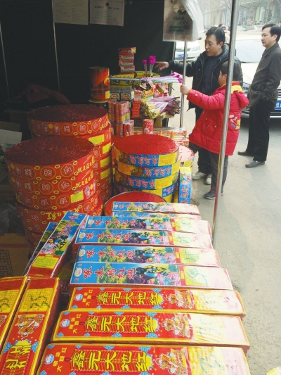 一家鞭炮攤兒前，只有少數(shù)人駐足購(gòu)買(mǎi)。