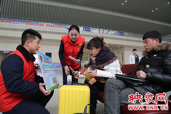 邀請旅客掃二維碼參加活動。