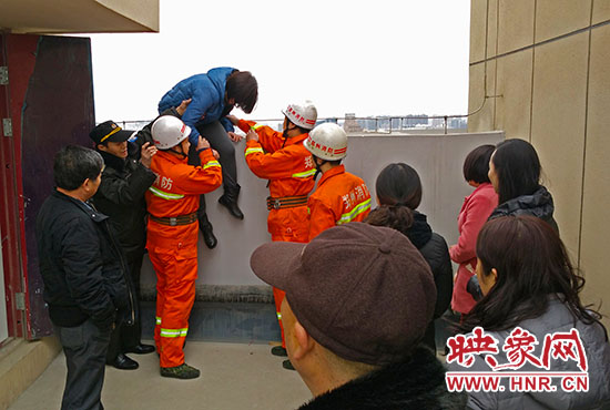 消防隊員和巡防隊員、民警將最后一名女子從樓頂救下。