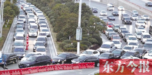 昨日，鄭州市福元路，車輛在僅剩的一條5米寬車道上堵得“不亦樂乎”