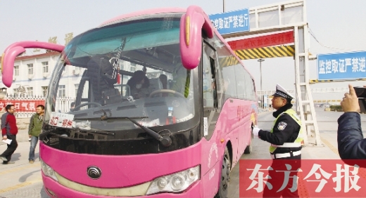 鄭州交警在鄭州黃河大橋安裝“機(jī)動(dòng)車緝查布控系統(tǒng)”嚴(yán)查違法運(yùn)輸行為，確保旅客安全。