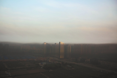 鄭州遇“平流霧”，上空晴朗，城市被黑霧籠罩