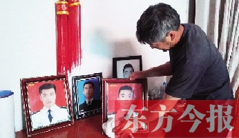 沉浸在悲痛之中的魯有海，擦拭著孩子的遺照