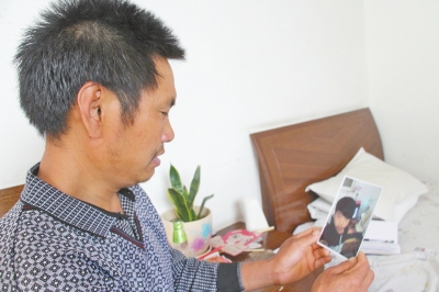 46歲的山村農(nóng)民祁振崗在失去兒子的同時，又陷入了“沒錢帶兒子回家”的揪心之痛中。
