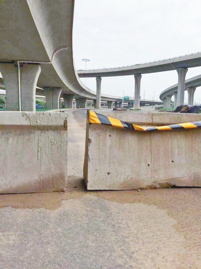  京廣快速路北延地面道路北三環(huán)入口處，一排石墩擋道，不讓入內(nèi)。