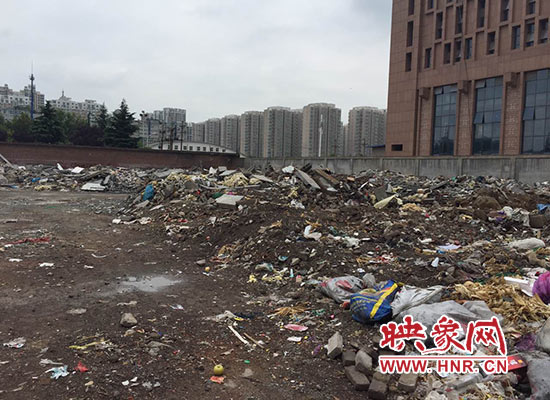 鄭東新區(qū)一菜市場(chǎng)堆滿(mǎn)垃圾