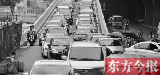 昨日，鄭州市大學(xué)路與隴海路交叉口處，因封閉施工，現(xiàn)場堵成停車場