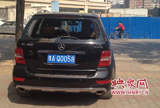 奔馳車夜停路邊被砸，損失萬(wàn)元以上