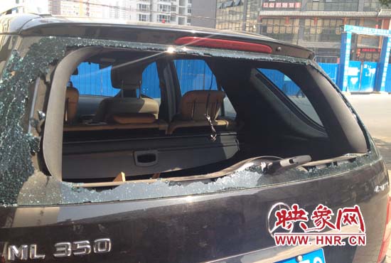 奔馳車夜停路邊被砸，損失萬(wàn)元以上