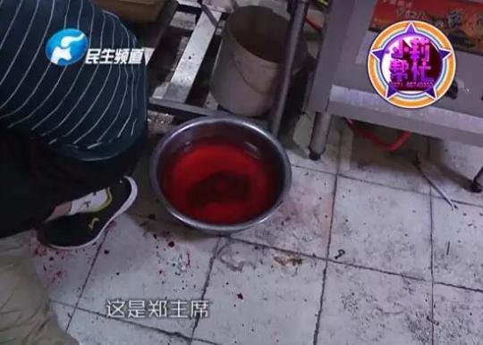 老板竟突然在廚房?jī)?nèi)割腕自殺!發(fā)現(xiàn)意外情況后，小莉趕緊對(duì)傷者進(jìn)行包扎，并撥打了120急救電話。