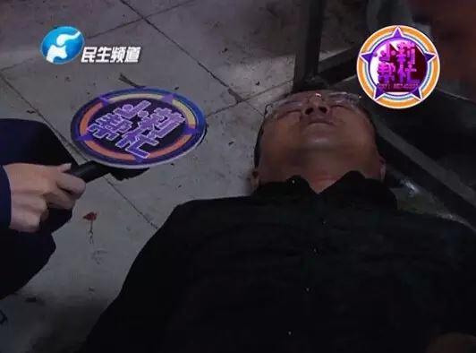 老板竟突然在廚房?jī)?nèi)割腕自殺!發(fā)現(xiàn)意外情況后，小莉趕緊對(duì)傷者進(jìn)行包扎，并撥打了120急救電話。
