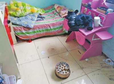 在理發(fā)店死者居住的臥室內(nèi)，地上放有一個(gè)大煤球。